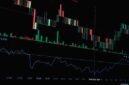 Ilustrasi grafis yang menunjukkan saham yang sedang dibeli kembali oleh perusahaan, merepresentasikan optimisme manajemen dan potensi peningkatan nilai bagi pemegang saham jangka panjang. Langkah ini seringkali menjadi sinyal positif bagi investor yang memahami strategi keuangan korporasi.